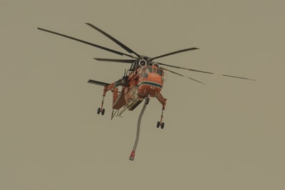 橙色和黑色直升机飞行